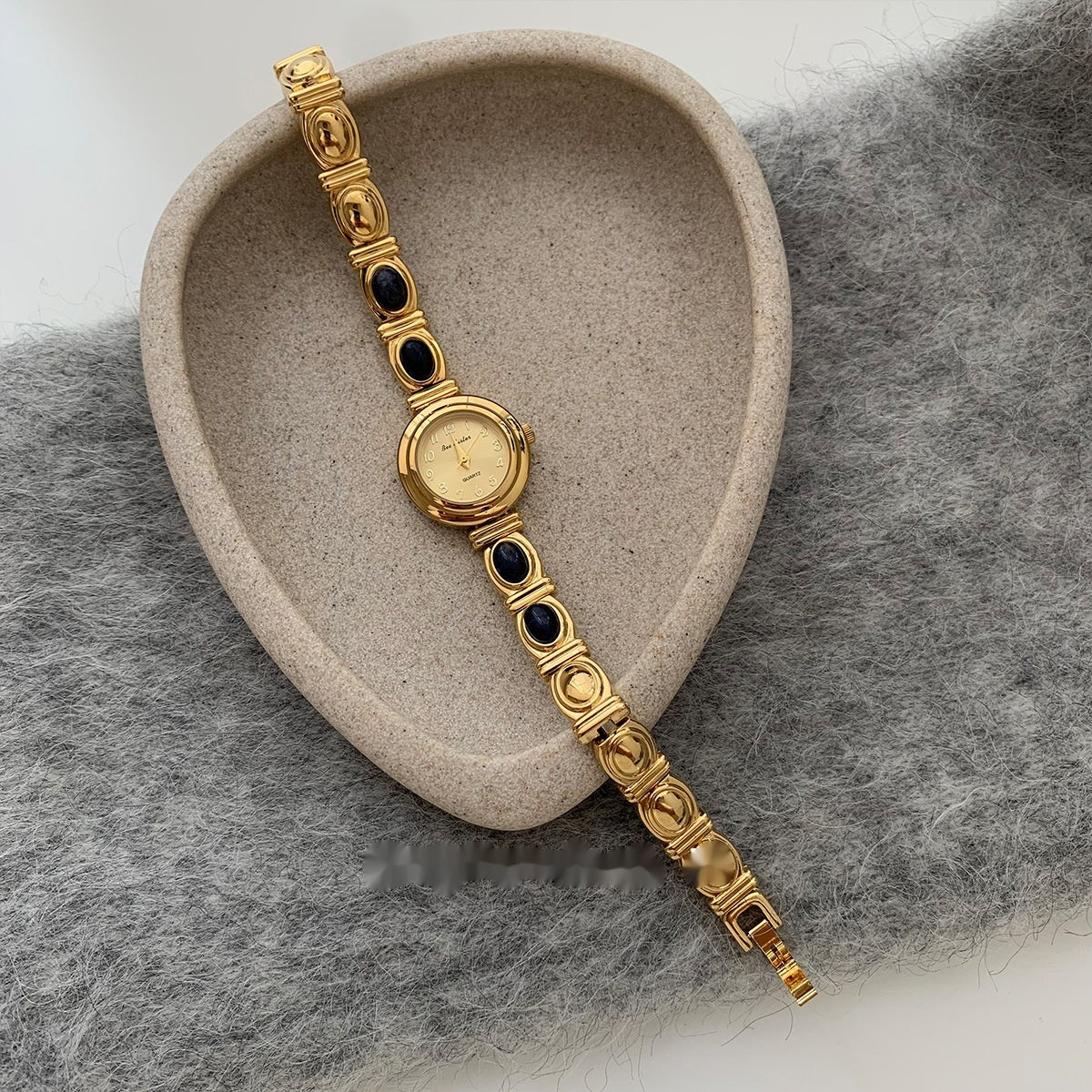 Blue Agate Antique Quartz Watch – Gold Strap, Round Dial